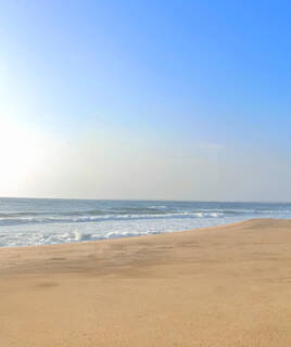 Plage de sable vide avec l'océan et ses vagues, à La Rochelle.
