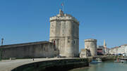 Deux tours médiévales en pierre le long du port de La Rochelle, dans la Vieille Ville. La Tour Saint-Nicolas et la Tour de la Chaîne, deux des célèbres tours du Vieux-Port de La Rochelle.