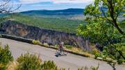 Cycliste sur la Route des Crêtes des Gorges du Verdon, Alpes-de-Haute-Provence.