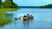Famille en pirogue sur le Lac d'Aureilhan à Mimizan.
