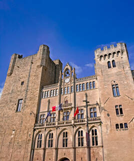 Le Donjon Gilles Aycelin et le Palais des Archevêques de Narbonne, sous un ciel bleu.