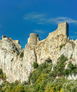 Les ruines du Château de Quéribus, l'un des châteaux cathares, perché sur un piton rocheux dans le Massif des Corbières, près de Narbonne.