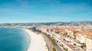 Vue aérienne de la Promenade des Anglais et de la plage de Nice.