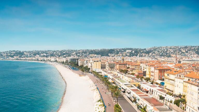 Vue aérienne de la Promenade des Anglais et de la plage de Nice.