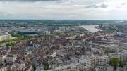 Vue aérienne de la ville de Nantes, avec ses toits et la Loire en arrière-plan, située non loin de Noirmoutier.