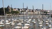 Le port de Pornic à marée basse, avec de nombreux bateaux échoués et le village en arrière-plan, près de Noirmoutier.