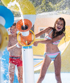 Enfants jouant au parc aquatique