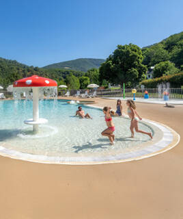 Enfants qui jouent dans la pataugeoire du camping