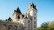 Le Château de Pau, avec ses toits pointus et ses façades claires, sous un ciel bleu éclatant, dans les Pyrénées-Atlantiques.