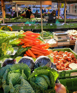 Étal de fruits et légumes frais sur un marché de plein air, probablement à Vallon-Pont-d'Arc.