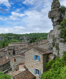 Village perché de Labeaume, avec ses maisons en pierre et ses toits de tuiles, dominé par des falaises rocheuses, situé près de Vallon-Pont-d'Arc en Ardèche.