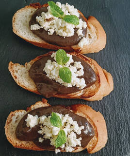 Pain grillé avec tapenade d'olives noires, une spécialité provençale du Vaucluse.