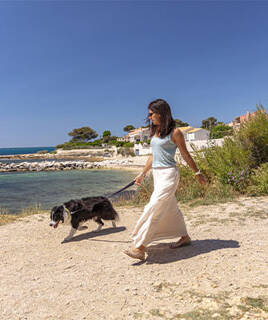 Promenade avec chien en bord de mer