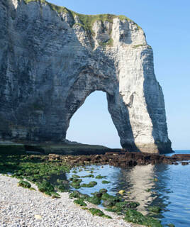 Ontspan op het kiezelstrand van Étretat Homair