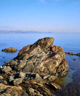Geniet van de kust en de haven van Santa Lucia Homair