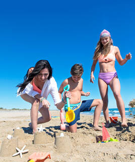 Château de sable en famille