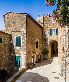 Visita il borgo medievale di Campiglia Marittima Homair