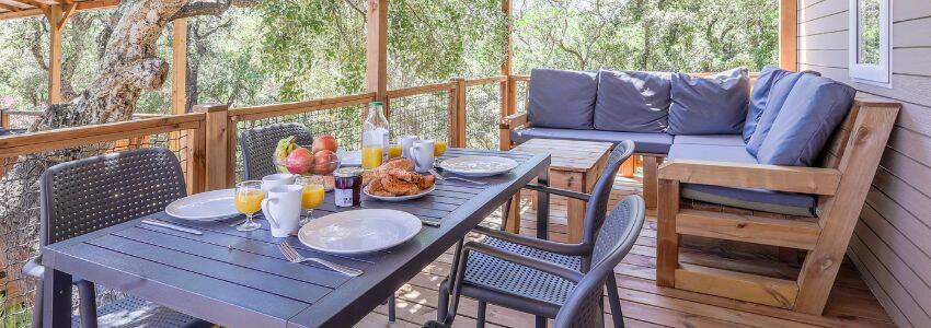 terrasse-lounge-edito-hebergement-rich-block