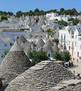 Bewonder de iconische trulli van Alberobello Homair