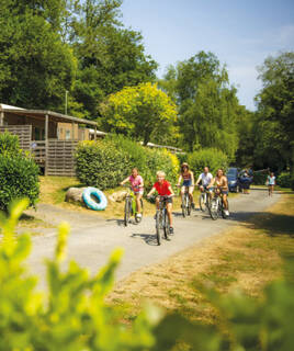 Enfants à vélo dans les allées du camping