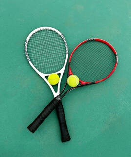 Raquettes et balles de tennis