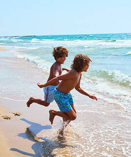 Enfants qui se baignent dans la mer