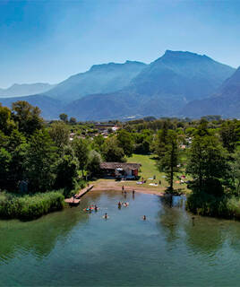 Paysage montagneux avec un lac