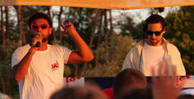 Animateur et DJ sur la scène du NRL Extravadance dans un camping Homair