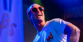 Animateurs du camping que une scène pour une soirée NRJ avec des lunette de soleil en forme de coeur