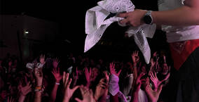 Distribution de Goodies par les animateurs au publique