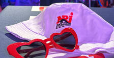 Lunette de soleil coeur rouge et chapeau blanc avec logo NRJ