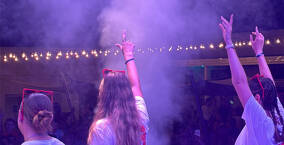 Animateurs et publique lors d'une soirée NRJ sur une camping Homair