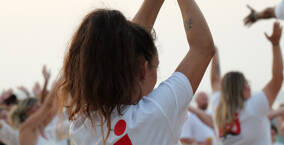 Animatrice d'un camping Homair avec un Tee-shirt blanc avec le logo NRJ