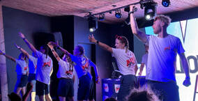 Les animateurs du camping Homair sur la scène d'une soirée NRJ