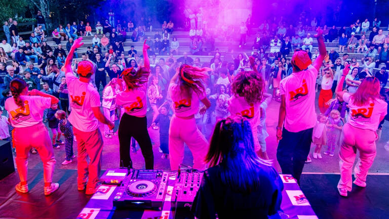 Animateurs NRJ sur la scène pendant une soirée dans un camping Homair