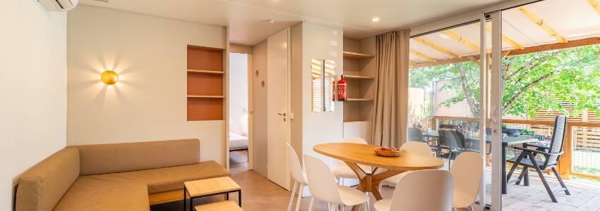 Salon d'un mobil-home situé dans un camping Homair