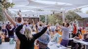 Foule dans un restaurant d'un camping Homair se levant pour montrer sa joie
