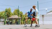 Trois adolescents jouant au football
