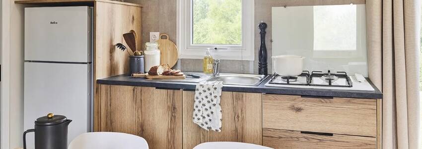 Cuisine d'un mobil-home situé dans un camping Homair