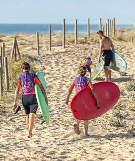 Famille lors d'une session surf