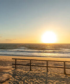 Lever de soleil sur l'eau, idéal pour une session de surf matinal