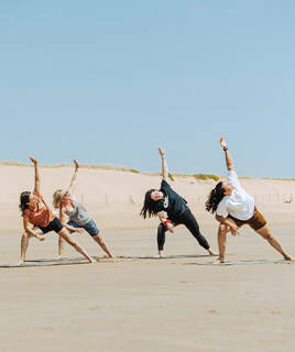 Séance de yoga sur la plage
