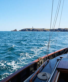 Excursion en bateau, dans un ferry, vers Belle-Île-en-Mer dans le Morbihan.