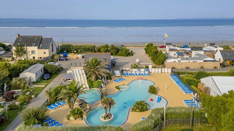 Camping avec piscine chauffée en bord de mer en Bretagne