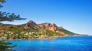 Massif de l'Estérel dominant la mer Méditerranée