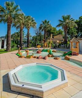 Parc aquatique familial au camping avec jacuzzi et aire de jeux aqualudique