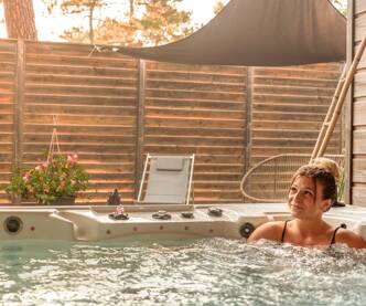 Mobil-home avec spa privatif en camping