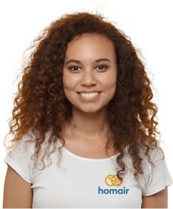 Employée souriante portant un t-shirt Homair Vacances