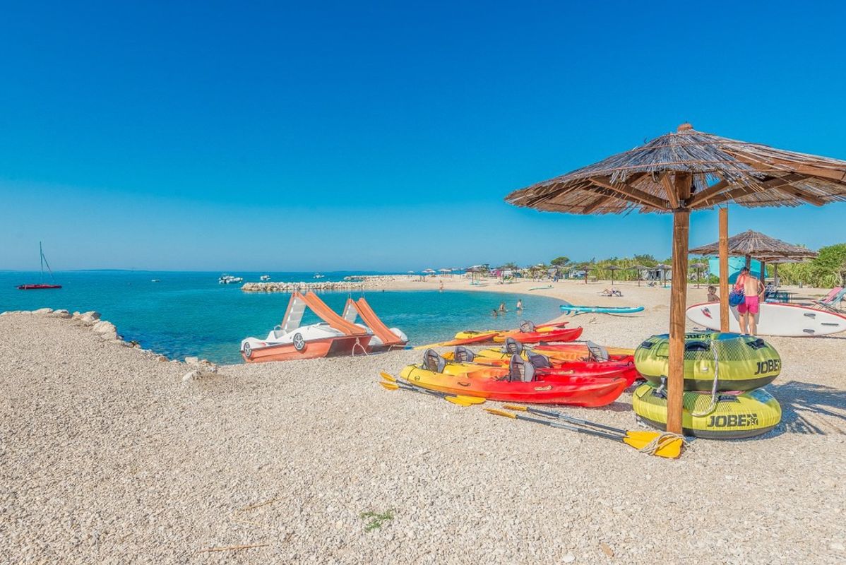 Accès direct à la plage depuis le camping  - Camping Phalaris, Croatie, Dalmatie, Novalja