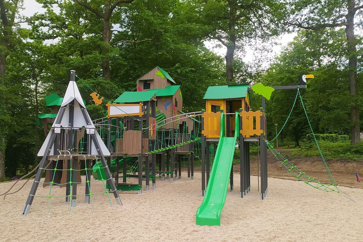 2024 : Aire de jeux sur le thème de la jungle pour s'amuser encore plus !  - Camping Lac des Vieilles Forges, France, Ardennes, Les Mazures